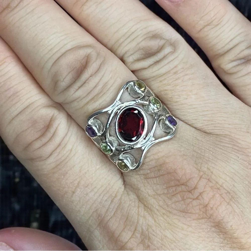 925 Sterling Silver this exquisite